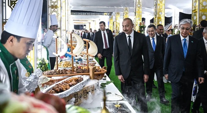 Пирамиды из арбузов, чипсы из ягеля и блины с припеком: лидеры СНГ посетили фестиваль национальных блюд в «Авазе»