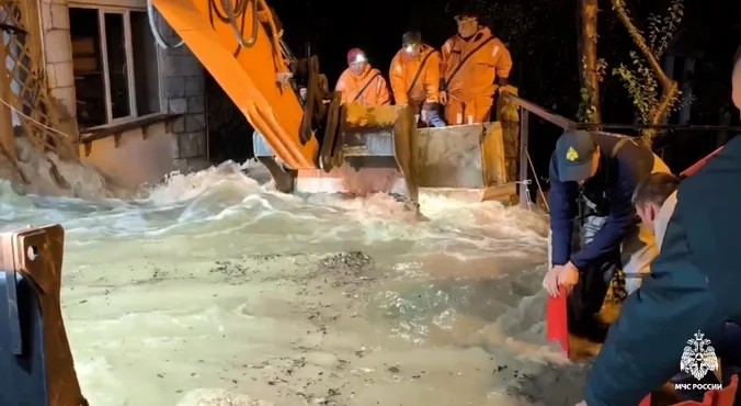 Спасатели откачали воду из половины подтопленных домов в Ялте
