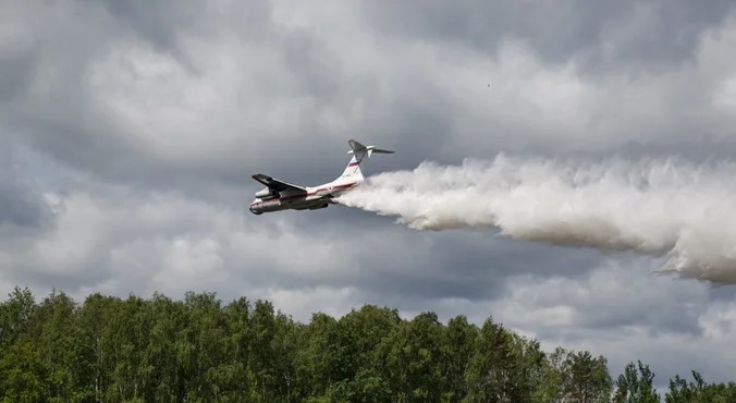 Экипаж самолета Ил-76 МЧС России наградили за помощь в тушении пожаров в Сербии