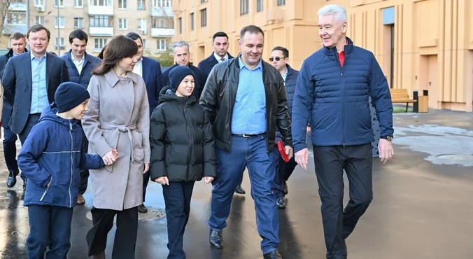 В Новогиреево открыли новый дом по реновации. Юбилейных 300-тысячных новоселов поздравил Сергей Собянин