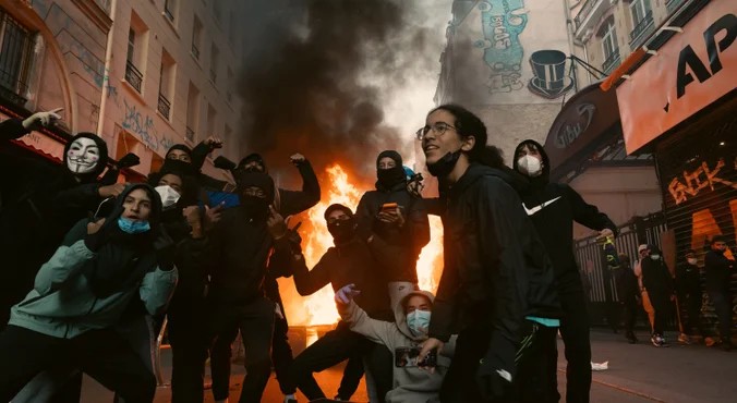 «У нас тут бардак, простите за выражение». Беспорядки во Франции: власти признаются в бессилии