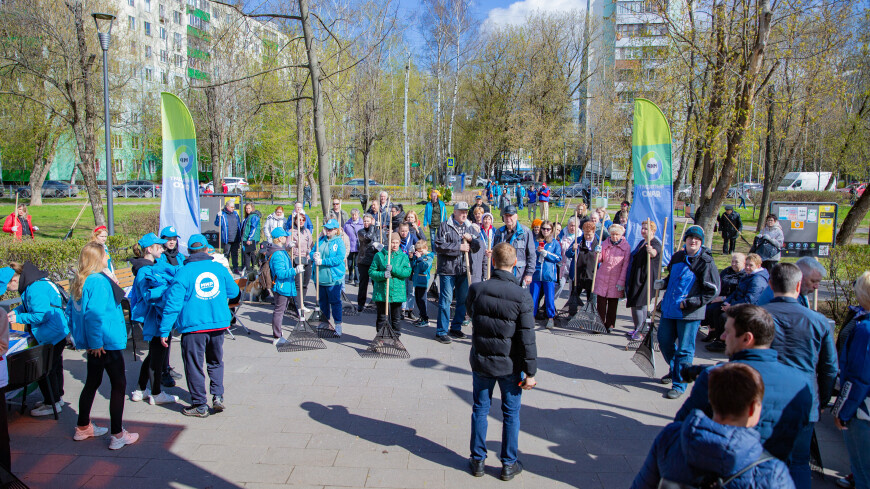«МИРовой» субботник: сотрудники телерадиокомпании пригласили москвичей на уборку