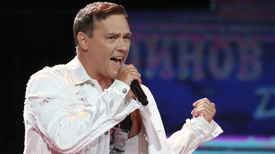 Плакаты с портретом Юрия Шатунова и белыми розами появились на доме в Москве, где он жил