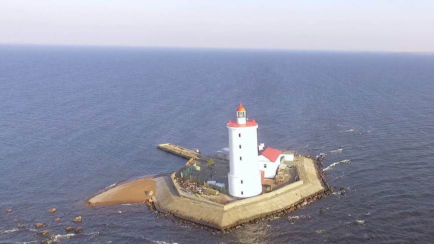 Во Владивостоке автобус-амфибия ныряет в море возле Токаревского маяка