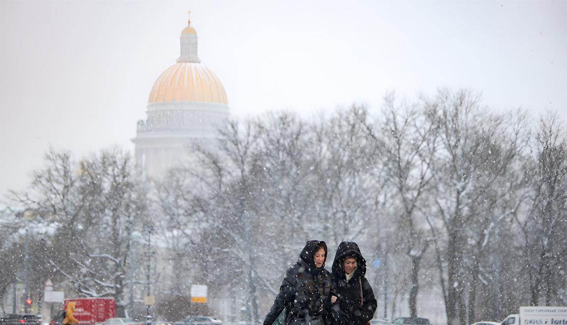 Санкт-Петербург накрыл снег и метель