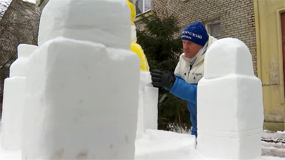 Житель Санкт-Петербурга построил снежную копию собора у себя во дворе