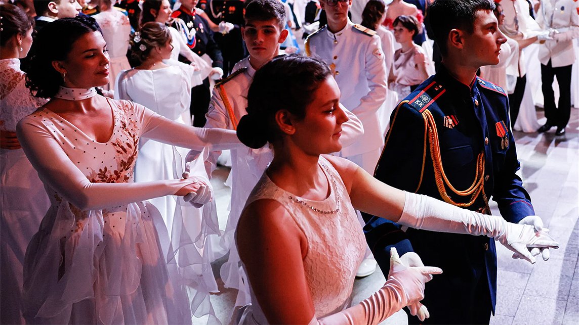 Петербург принял кадетский бал в стиле XVIII века