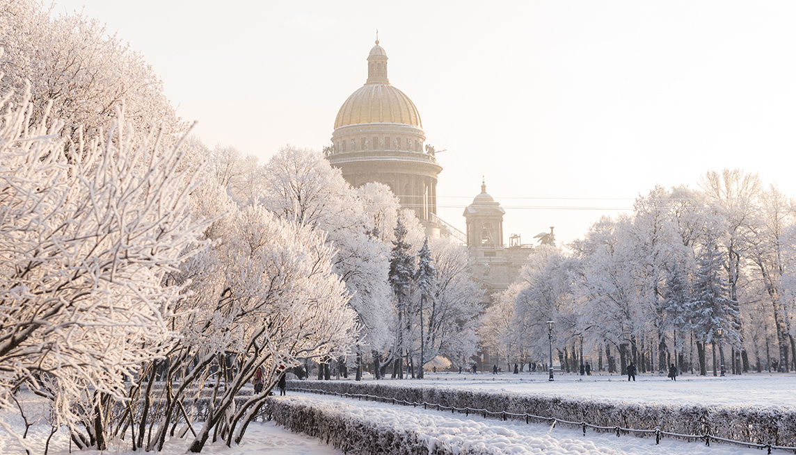 Три тысячи дворников вышли на улицы Санкт-Петербурга на уборку снега