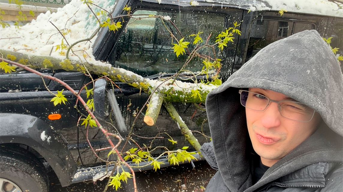 Дерево раздавило новый автомобиль рэпера Славы Мэрлоу